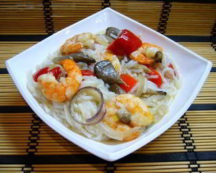 Креветки с грибами и рисовой лапшой