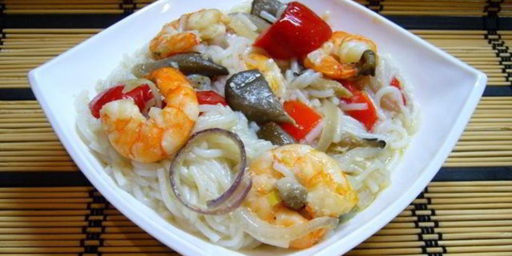 Рецепт креветки с грибами и рисовой лапшой