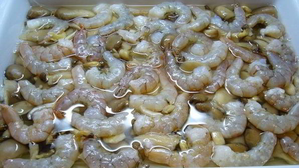 креветки с грибами и рисовой лапшой