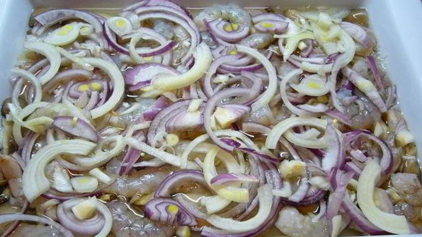 креветки с грибами и рисовой лапшой