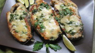 Лосось под сырной корочкой с травами