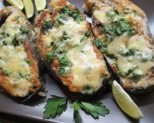 Лосось под сырной корочкой с травами