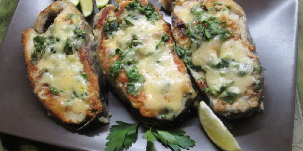 Рецепт лосось под сырной корочкой с травами