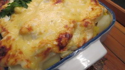 Минтай с овощами под сметанной шапочкой