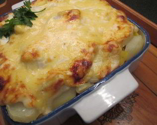 Минтай с овощами под сметанной шапочкой