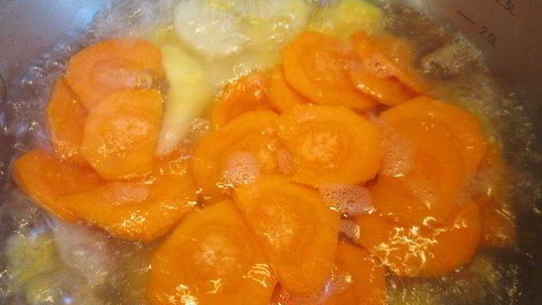 минтай с овощами под сметанной шапочкой