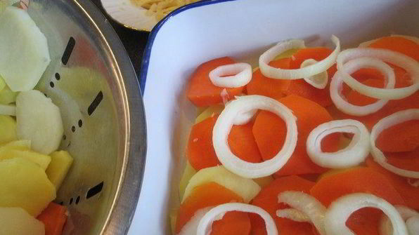 минтай с овощами под сметанной шапочкой