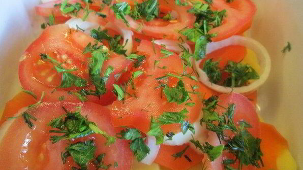 минтай с овощами под сметанной шапочкой