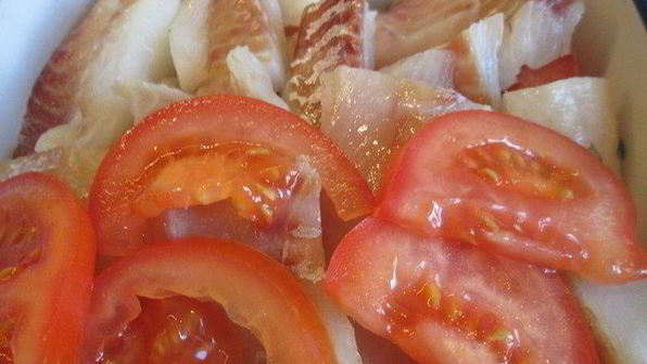 минтай с овощами под сметанной шапочкой