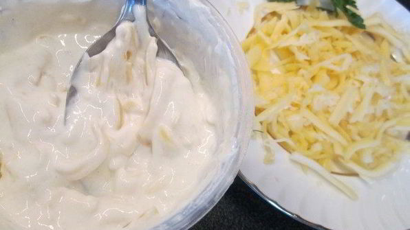 минтай с овощами под сметанной шапочкой