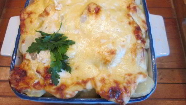 минтай с овощами под сметанной шапочкой