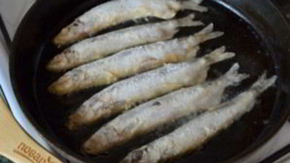 мойва, жареная на сковороде