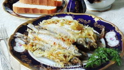 Мойва жареная с луком на сковороде