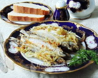 Мойва жареная с луком на сковороде