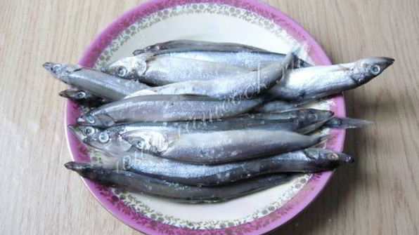 мойва жареная с луком на сковороде