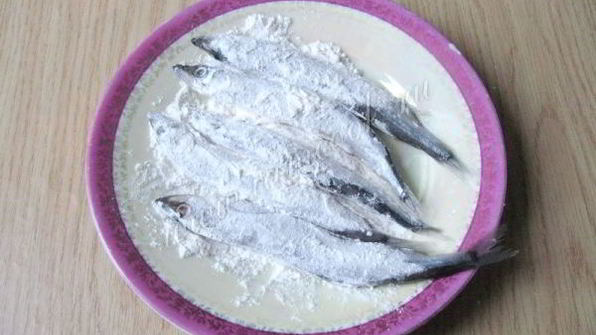 мойва жареная с луком на сковороде