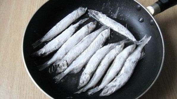 мойва жареная с луком на сковороде