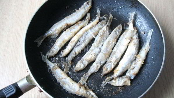 мойва жареная с луком на сковороде