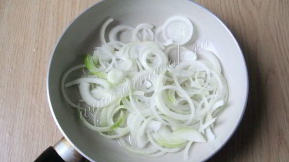 мойва жареная с луком на сковороде