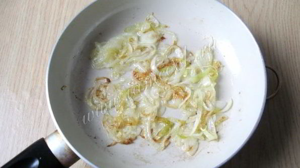 мойва жареная с луком на сковороде