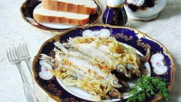 мойва жареная с луком на сковороде