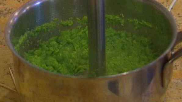 морские гребешки с пюре из зеленого горошка