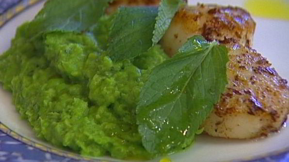 морские гребешки с пюре из зеленого горошка