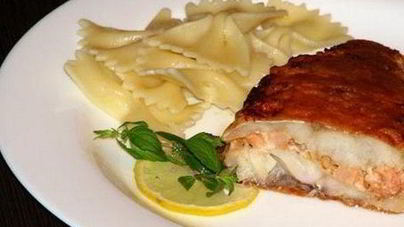 Морской окунь с креветками в духовке