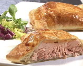 Норвежский лосось, запеченный в слоеном тесте