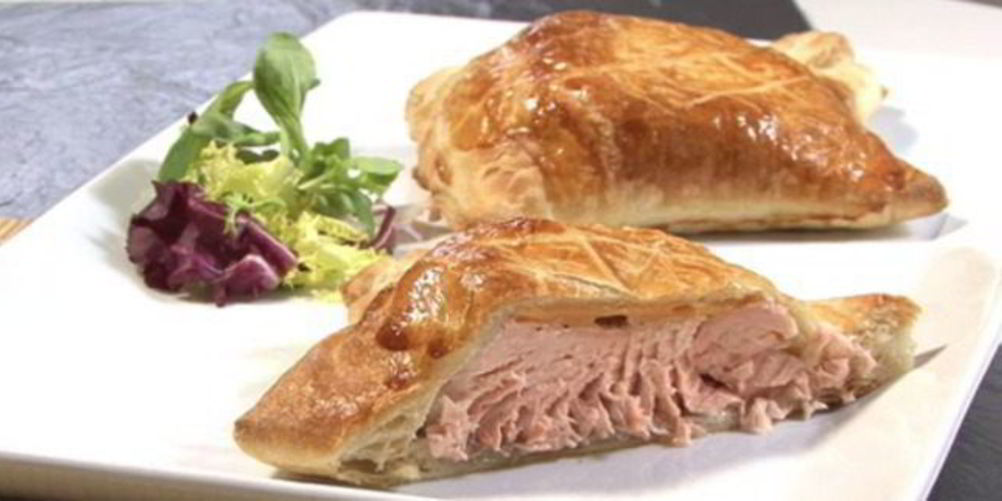 Рецепт норвежский лосось, запеченный в слоеном тесте