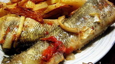 Нототения, запеченная с луком и томат-конфи