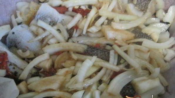 нототения, запеченная с луком и томат-конфи