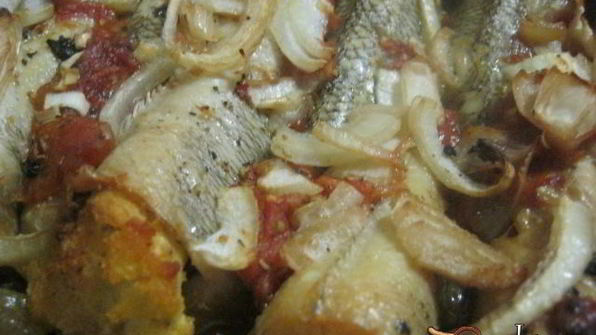 нототения, запеченная с луком и томат-конфи