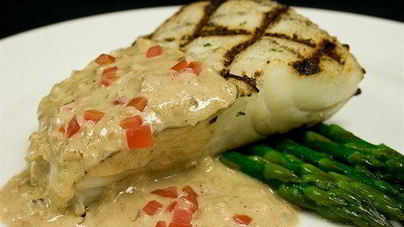 Палтус на гриле с приправой из желтых помидоров, красного лука и укропа