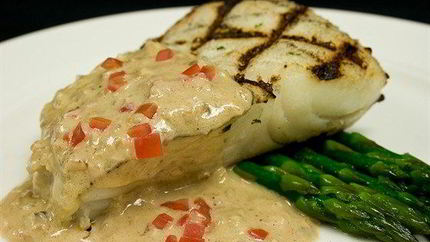 Палтус на гриле с приправой из желтых помидоров, красного лука и укропа