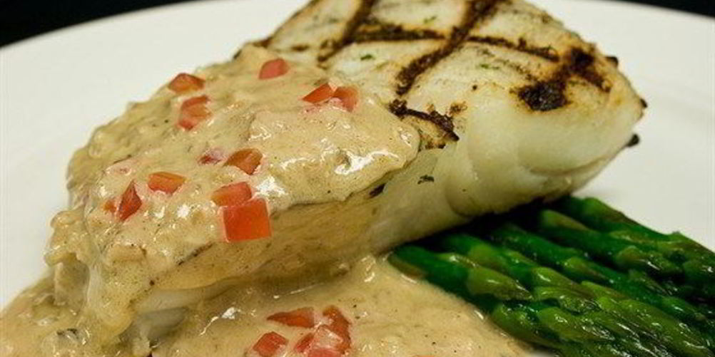 Рецепт палтус на гриле с приправой из желтых помидоров, красного лука и укропа