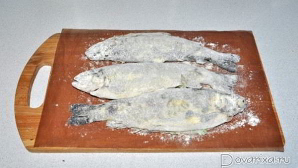 речная форель, жаренная с майонезом