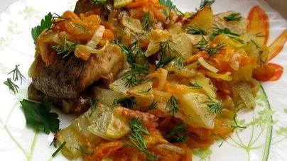 Щука в духовке с овощами