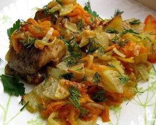 Щука в духовке с овощами