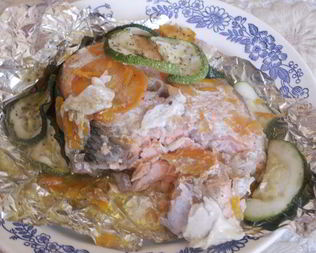 Семга, запеченная с цукини