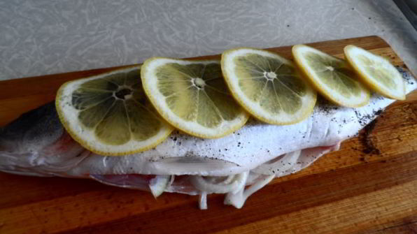 сибас запеченный в соленом тесте