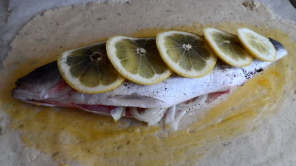 сибас запеченный в соленом тесте