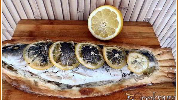 сибас запеченный в соленом тесте