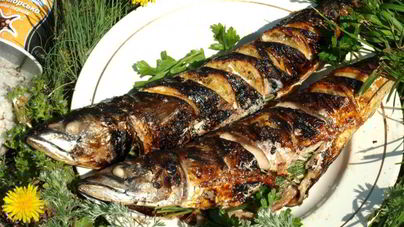 Скумбрия запеченная на мангале с лимоном и зеленью