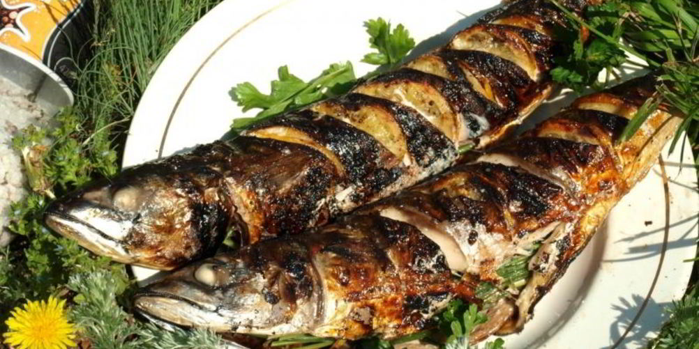 Рецепт скумбрия запеченная на мангале с лимоном и зеленью
