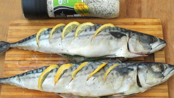 скумбрия запеченная на мангале с лимоном и зеленью