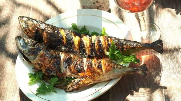 скумбрия запеченная на мангале с лимоном и зеленью
