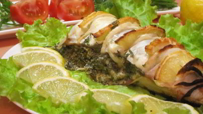 Скумбрия, запеченная с лимоном и сырной начинкой