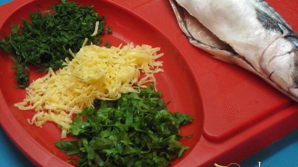 скумбрия, запеченная с лимоном и сырной начинкой