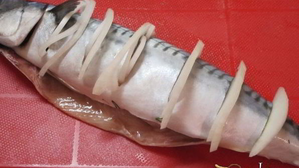 скумбрия, запеченная с лимоном и сырной начинкой